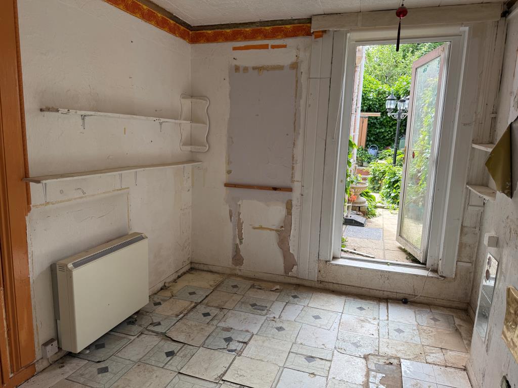 Lot: 146 - PATIO FLAT IN NEED OF REFURBISHMENT - Studio living area with door to rear patio